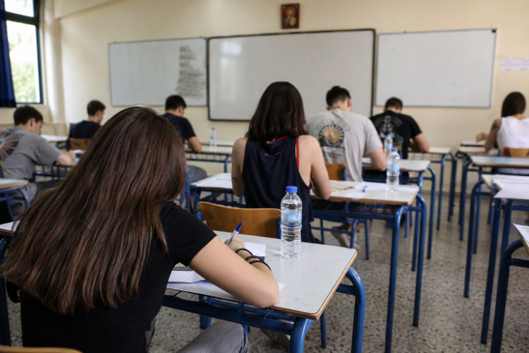 Διαμαρτυρία γονέων των Τρικάλων για τις Πανελλαδικές: Ζητούν έλεγχο στη βαθμολόγηση των γραπτών