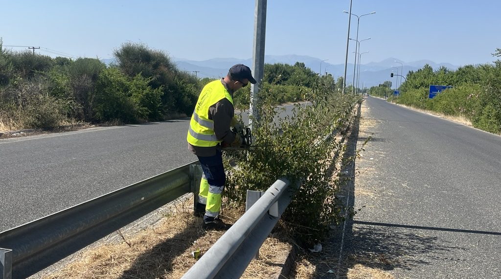 Νέος καθαρισμός πρασίνου στην περιφερειακή οδό από τον Δήμο Τρικκαίων