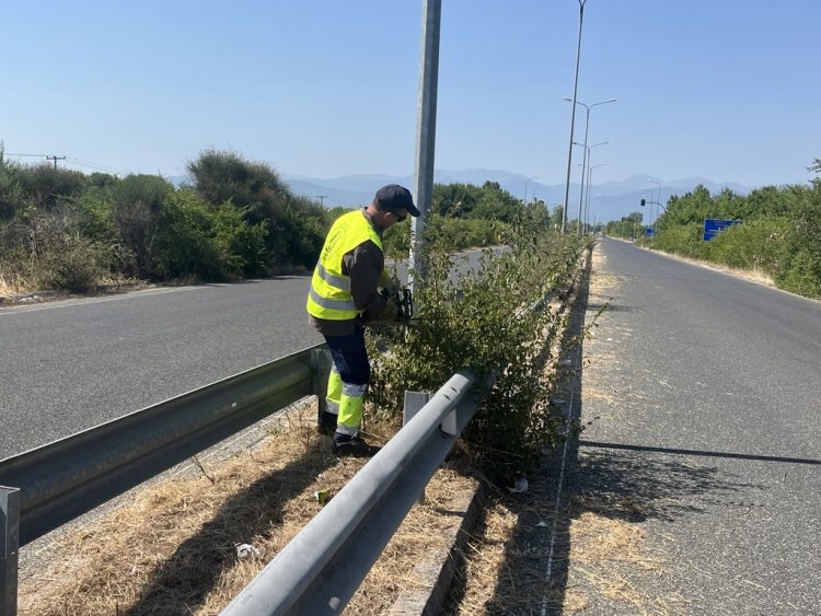 Νέος καθαρισμός πρασίνου στην περιφερειακή οδό από τον Δήμο Τρικκαίων