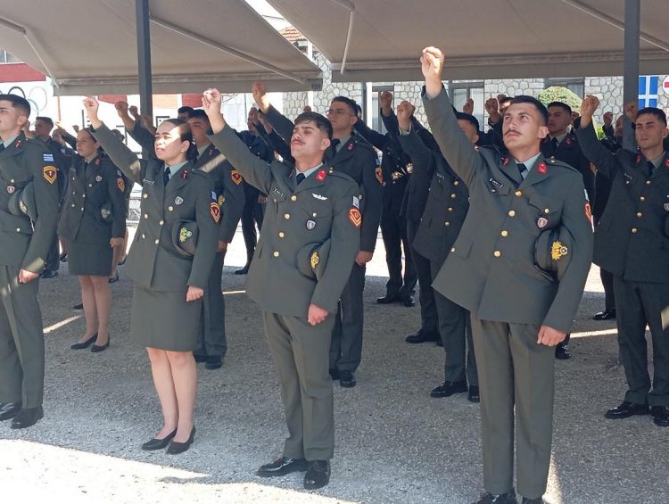 Χαρούμενη και ελπιδοφόρα η ατμόσφαιρα στη ΣΜΥ – Ορκίστηκαν νέοι λοχίες οι απόφοιτοι της Σχολής παρουσία του υφυπουργού Εθνικής Άμυνας Θανάση Δαβάκη (ΦΩΤΟ – ΒΙΝΤΕΟ)