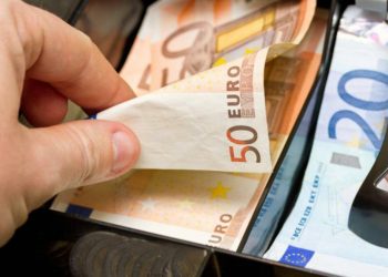 Ξάφρισε 2.500 ευρώ από ταμειακή μηχανή – Πώς έπιασε το… πουλάκι η ΕΛ.ΑΣ. λίγο πριν “πετάξει” από το αεροδρόμιο