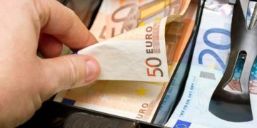 Ξάφρισε 2.500 ευρώ από ταμειακή μηχανή – Πώς έπιασε το… πουλάκι η ΕΛ.ΑΣ. λίγο πριν “πετάξει” από το αεροδρόμιο