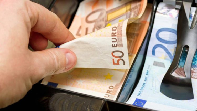 Ξάφρισε 2.500 ευρώ από ταμειακή μηχανή – Πώς έπιασε το… πουλάκι η ΕΛ.ΑΣ. λίγο πριν “πετάξει” από το αεροδρόμιο