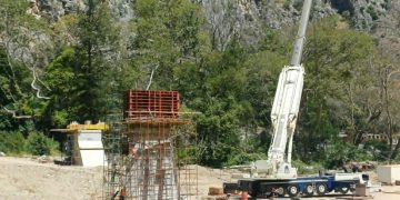 Μπήκε το πρώτο υπόβαθρο για τη γέφυρα της Αγίας Παρασκευής στα Τέμπη – Πότε θα είναι έτοιμη (ΦΩΤΟ)